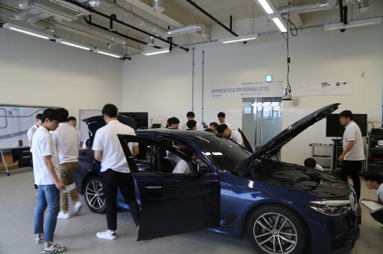 BMW그룹코리아의 산학 협력 인재양성 프로그램인 'BMW 어프렌티스 프로그램' 15기 선발 학생들이 차량 실습 교육을 받고 있다. <BMW그룹코리아 제공>